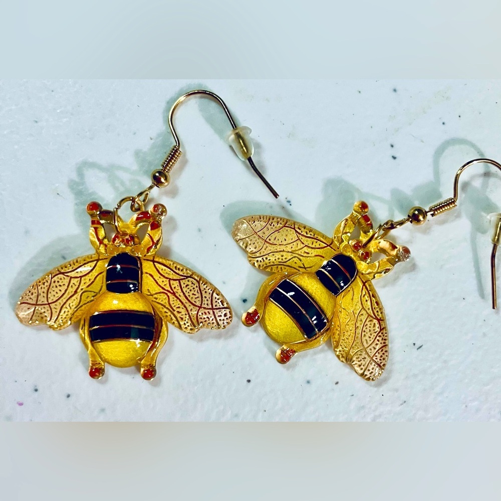 🐝 BUMBLEBEE EARRINGS Dangle Pierced Awesome Detailing Acrylic Lightweight Gift